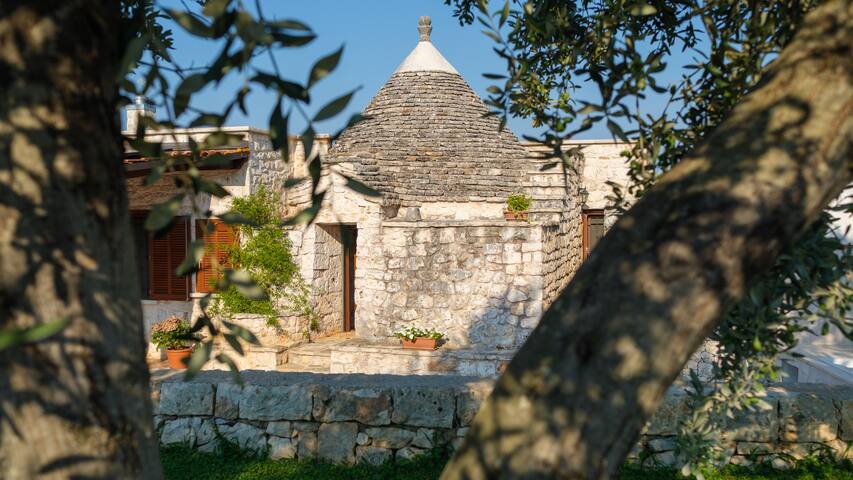 Trullo e casa in pietra con piscina e ulivi gallery image 2