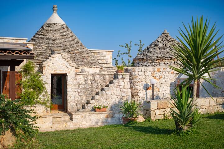Trullo e casa in pietra con piscina e ulivi gallery image 5