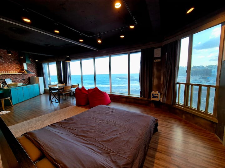 방안에는 퀸사이즈 침구가 1개 있으며 3명이 예약할때에는 바닥에 깔고 잘 수 있는 침구를 하나 더 드립니다.