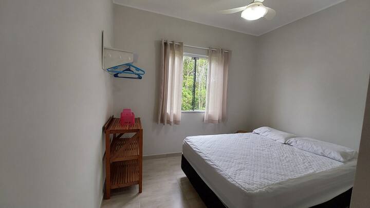 Kamer 2 met een tweepersoonsbed, twee kussens, een deken en een mobiel voor kleding en andere spullen. Het is noodzakelijk om beddengoed, Lencol en kussensloop mee te nemen.