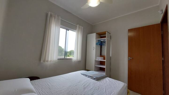 Kamer 1 met een tweepersoonsbed, twee kussens, een deken en een mobiel voor kleding en andere spullen. Het is noodzakelijk om beddengoed, Lencol en kussensloop mee te nemen.