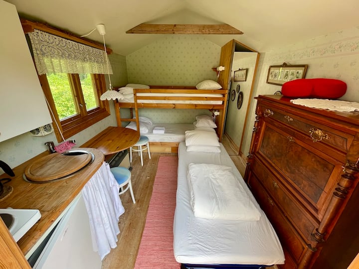 Sovrum 5 med två våningssängar ligger i stugan. Det finns utrymme för en extrasäng.