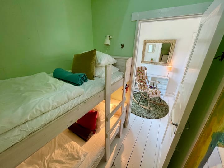 Sovrum 2 med två våningssängar.