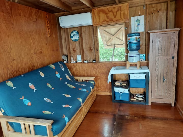 V obývacím pokoji je rozkládací pohovka, která se dá rozložit na postel a vytvořit tak další místo na spaní. 

Nová klimatizace nad rozkládací pohovkou/matrací pro hosty.