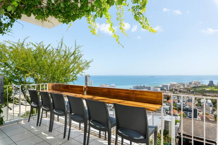 Spacious 3-Bed Apartment | Stunning Ocean Views gallery image 3