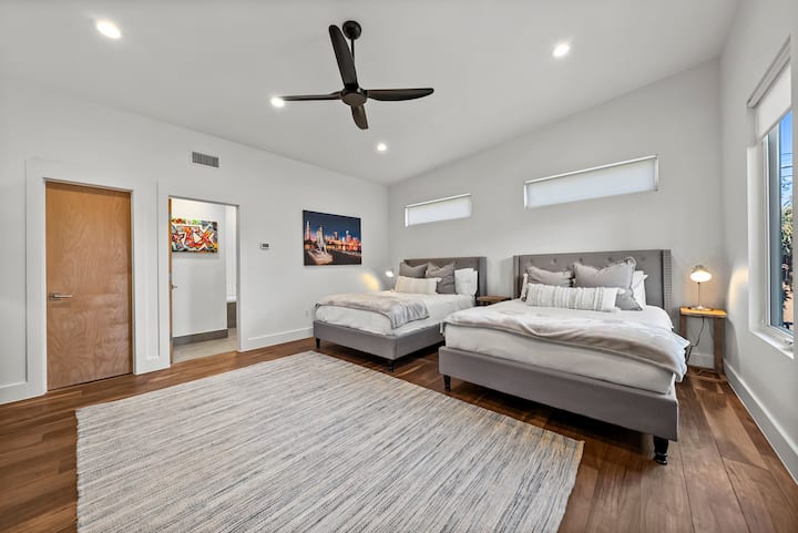 2 letti matrimoniali e 2 letti singoli (a castello)