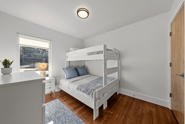 1 letto matrimoniale e 1 letto singolo (a castello)