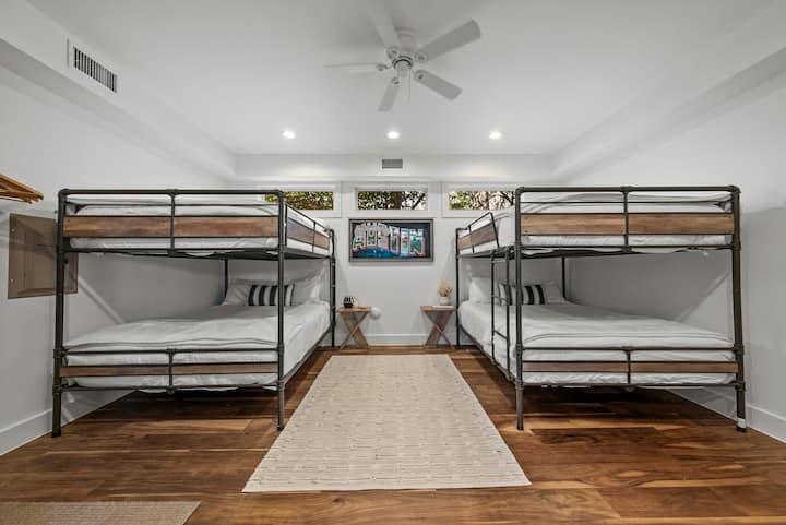 4 letti matrimoniali grandi (2 letti a castello)