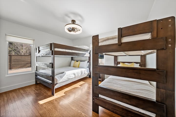 2 letti matrimoniali (a castello) a sinistra e 2 letti singoli (a castello) a destra