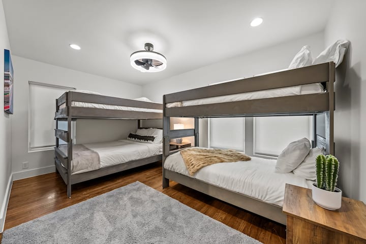 2 letti matrimoniali (a castello) a sinistra e 2 letti singoli (a castello) a destra