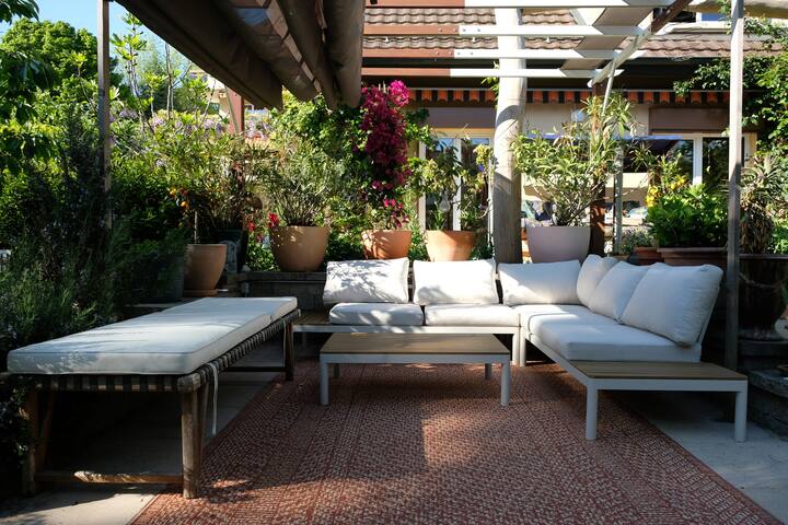 Poetic home, 3-min beach, lush garden gallery image 2