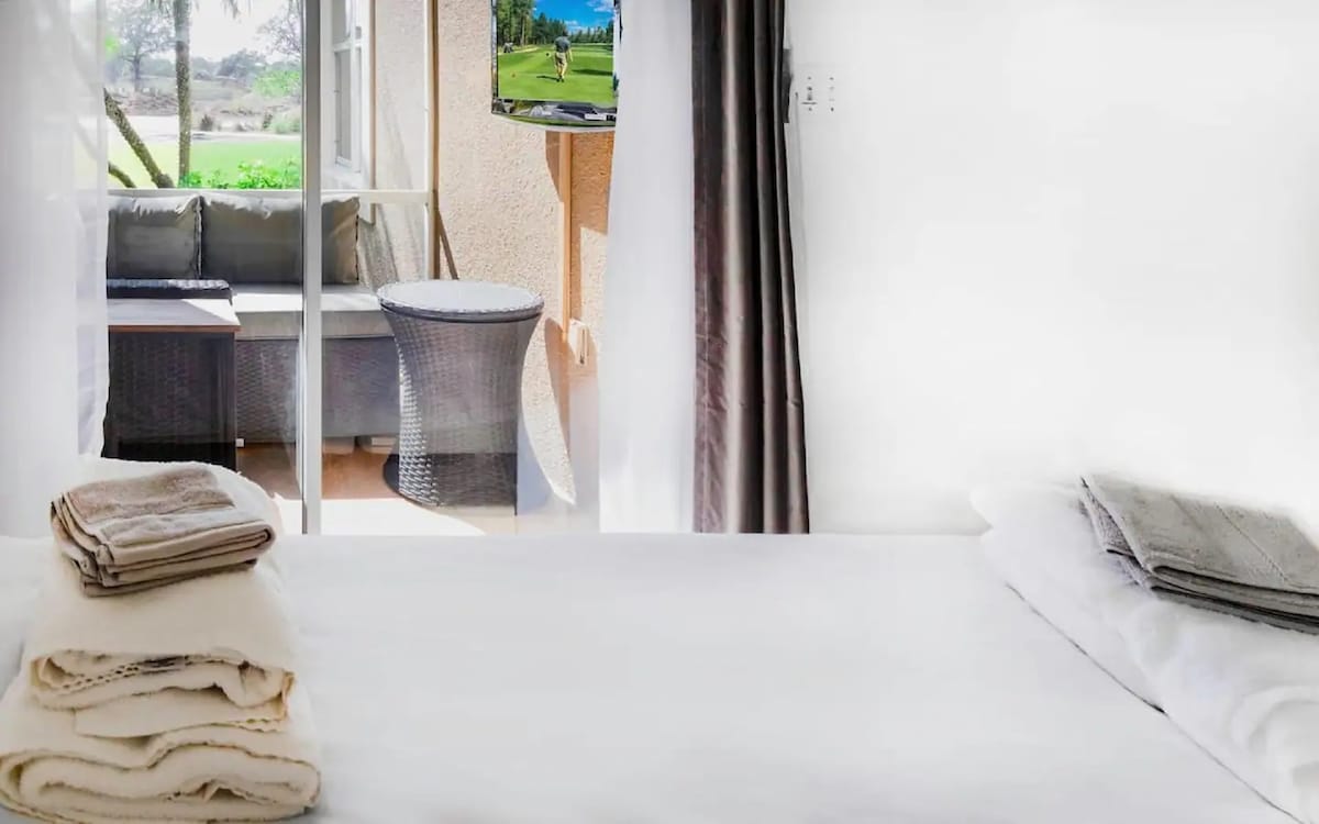 Spálňa č. 4 s 1 manželskou posteľou King alebo 2 samostatnými posteľami s výhľadom na 2. terasu.