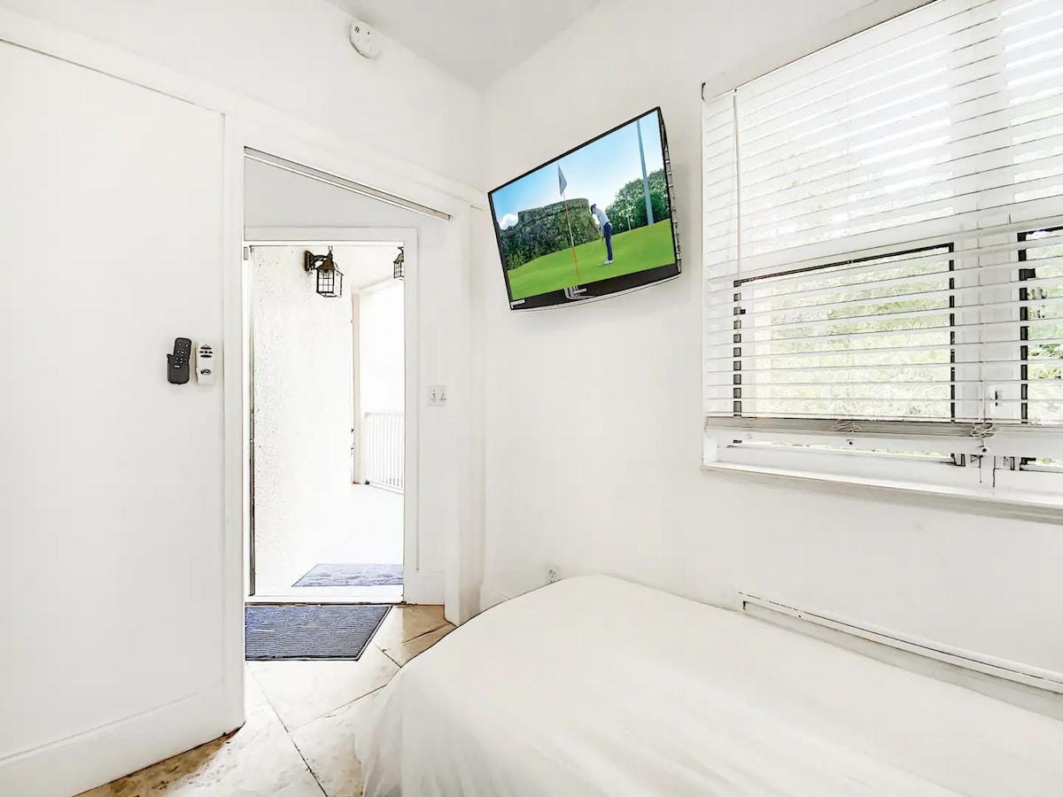 Spálňa s 2 samostatnými lôžkami, 24-palcovou inteligentnou TV a šatníkom.
