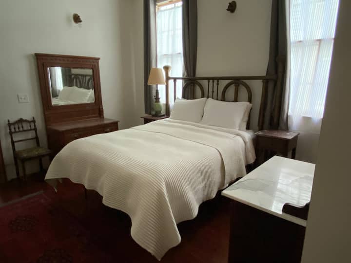 2Br French Quarter apartment, Patio!