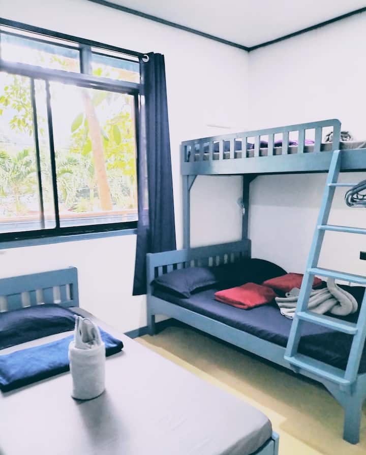Beroom 1 - 8 pax (përfshi një krevat të hapur) me aircon.