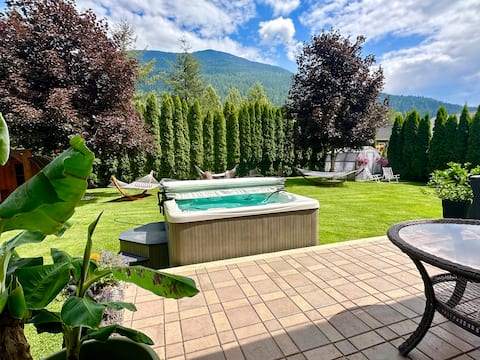 PowTown Lodge 4BR Sauna & Hot Tub Retreat