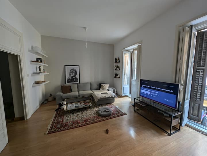 Obývačka s dvoma balkónmi 