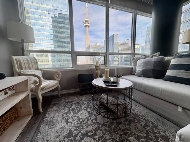 Luxury DT Condo, CN Tower views, 1 park, SuperHost gallery image 2