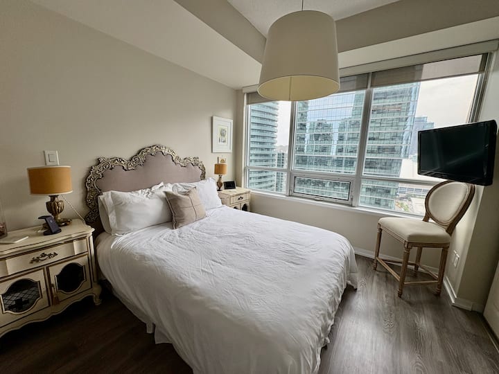 Colchón de espuma viscoelástica Serta Premium nuevo, almohadas de espuma viscoelástica y almohadas regulares. Mantas adicionales