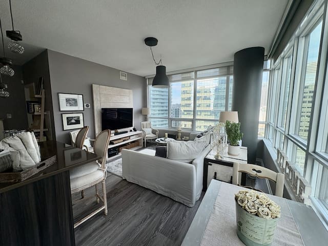 Luxury DT Condo, CN Tower views, 1 park, SuperHost