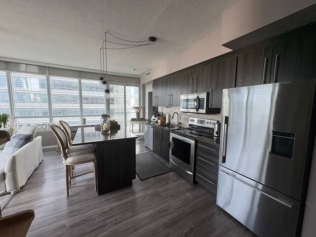 Luxury DT Condo, CN Tower views, 1 park, SuperHost gallery image 5