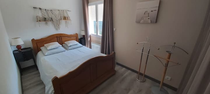 חדר שינה ראשי עם מזרני נוחות, שופץ במרץ 2024