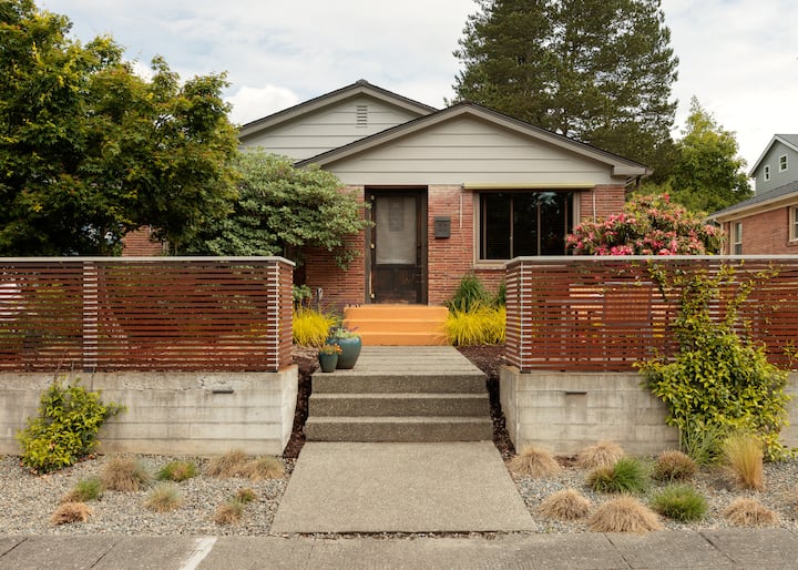 Eclectic Redbrick Rambler Near Japanese Gardens - Seattle, WA