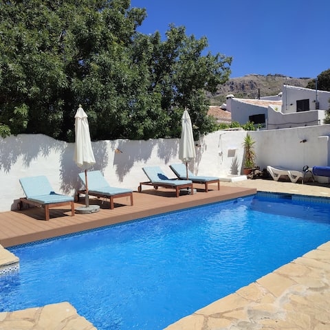 Heated pool peaceful rural mountain retreat Malaga