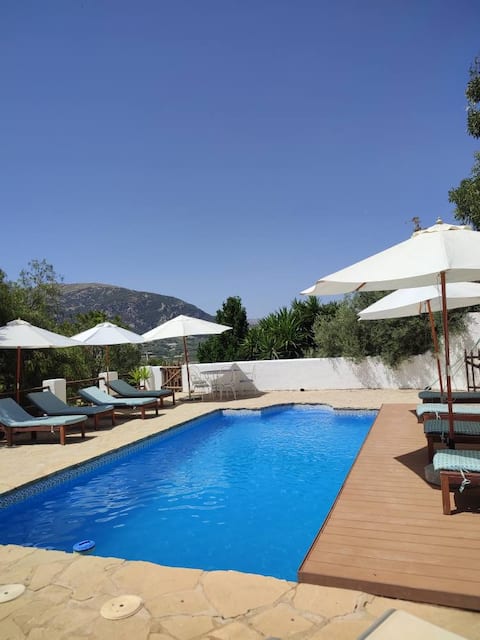 Pool heated until mid Nov! 2 bed Mountain retreat