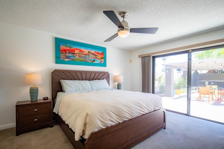 主卧配备加大双人床、套房卫生间和泳池通道