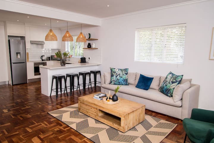 Modern, & Spacious Apartment off Kloof St.
