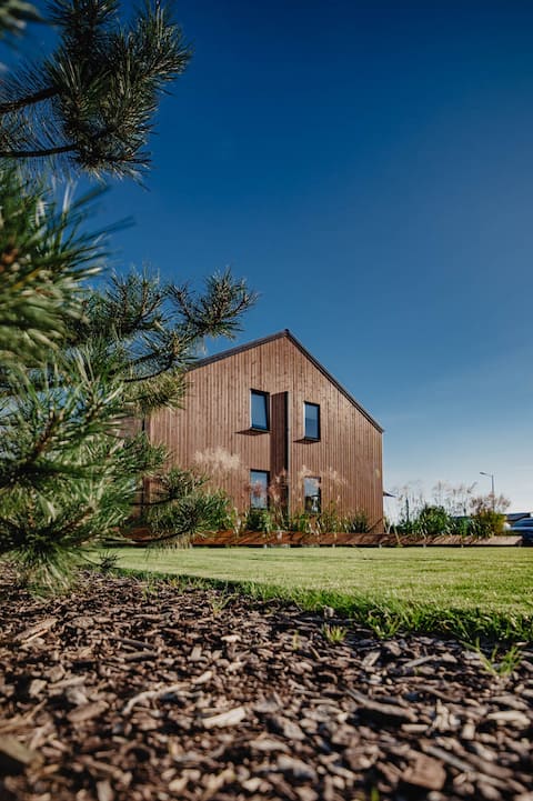 Air-conditioned apartment with terrace and garden