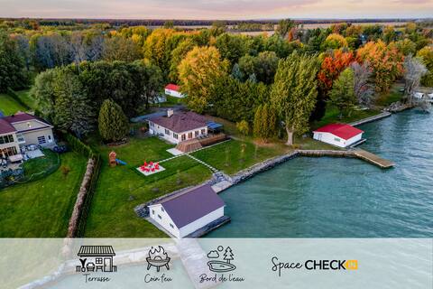 Le Castel | Lakefront view | Kayak & Pool table