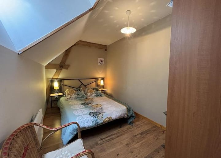Habitación número uno con una cama para dos personas