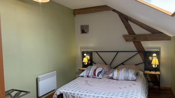 Habitación número dos con una cama para dos personas