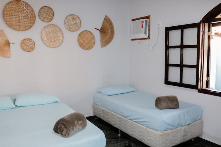 Camera con letto matrimoniale e singolo.