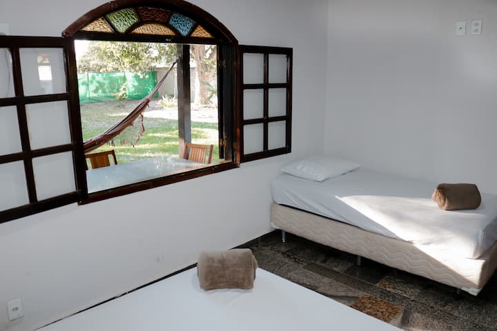 Camera con letto matrimoniale e letto singolo.