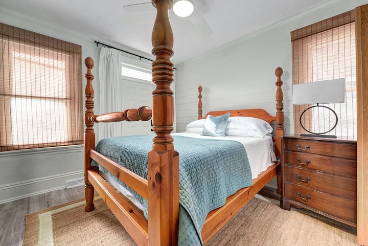 Manželská posteľ so starožitným borovicovým rámom Ethana Allena. 