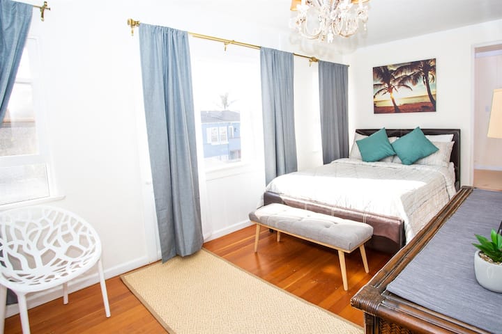 Spálňa s matracom s manželskou posteľou a vlastnou kúpeľňou na druhom poschodí.