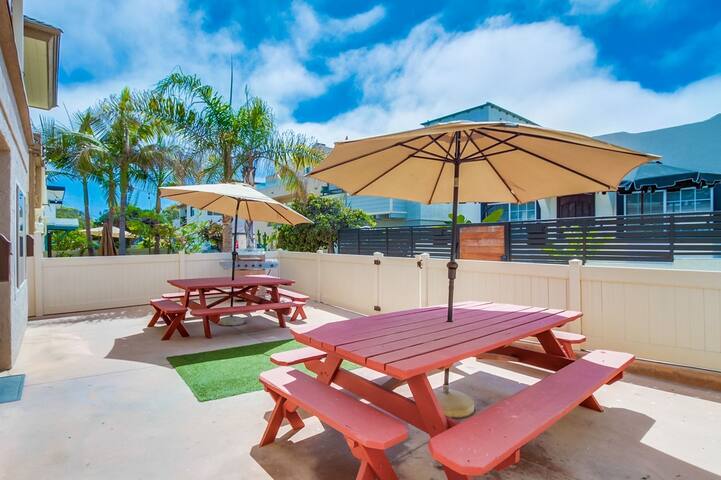 Spacious Beach Bungalow F-1 gallery image 4