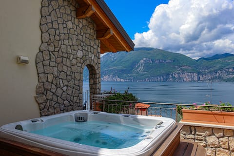 Deluxe 1 – Private Jacuzzi with Lake View + Garage