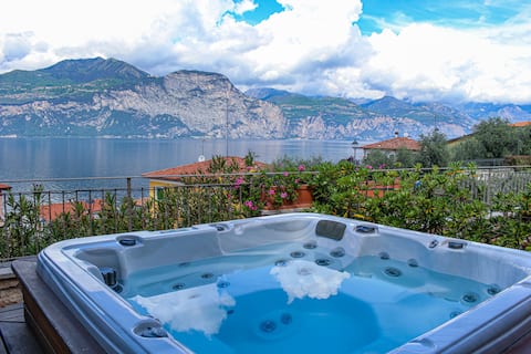 Apt DELUXE 2 Private Jacuzzi and Lake Garda View