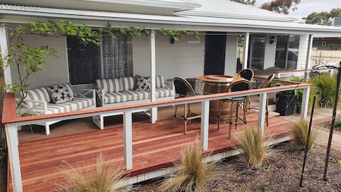 Footsteps cottage at Normanville (pet friendly)