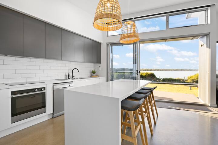 Family Friendly! Bluff Cove – Beachfront House gallery image 2