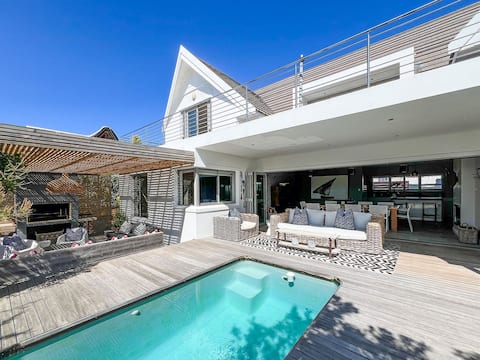 Mod home in secure estate in canals.