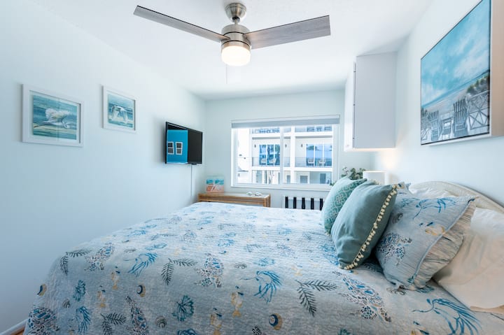 Cama tamaño queen TV de 46pulgadas con ROKU (incluye la aplicación local Spectrum)