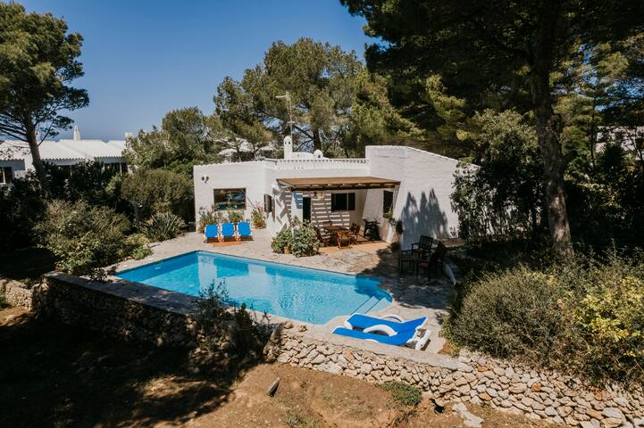 Villa en Cala Morell con piscina en el bosque