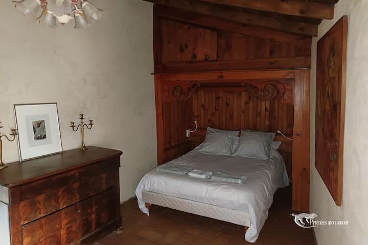 ห้องนอนชั้นบนพร้อมช่องที่แกะสลัก