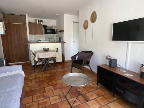 Popular Airbnb listing: Air-conditioned Mazet 9, Les Jardins de Fontanille in Saint Rémy De Provence
