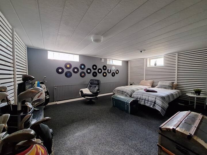 ห้องนอนในห้องใต้ดินเตียงเดี่ยว 2 เตียง x 80 